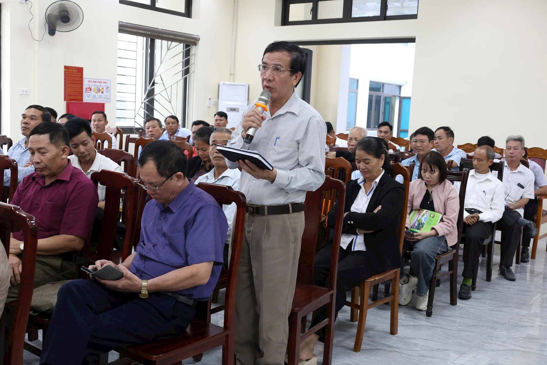 Lãnh đạo xã Xuân Mai đối thoại, lắng nghe ý kiến Nhân dân- Ảnh 2. Lãnh đạo xã Xuân Mai đối thoại, lắng nghe ý kiến Nhân dân- Ảnh 2.