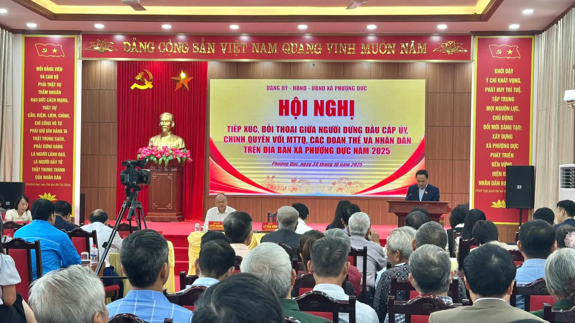 Obyvatelé obce Phuong Duc se obrátili s peticemi ohledně mnoha problémů týkajících se jejich života - Foto 4. Nhân dân xã Phượng Dực kiến nghị nhiều vấn đề đời sống dân sinh- Ảnh 4.