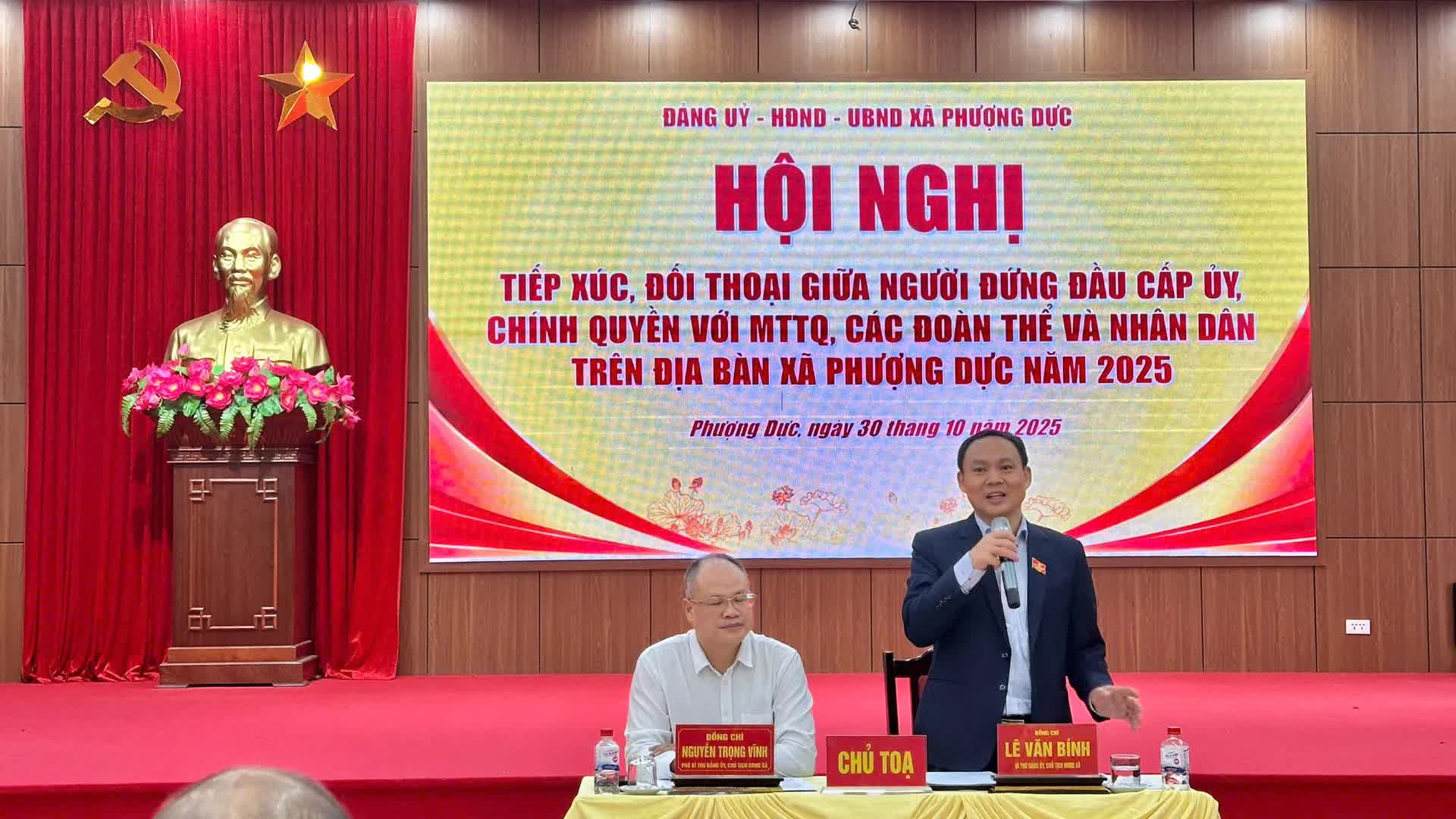 Obyvatelé obce Phuong Duc se obrátili s peticemi ohledně mnoha problémů týkajících se jejich života - Foto 5. Nhân dân xã Phượng Dực kiến nghị nhiều vấn đề đời sống dân sinh- Ảnh 5.