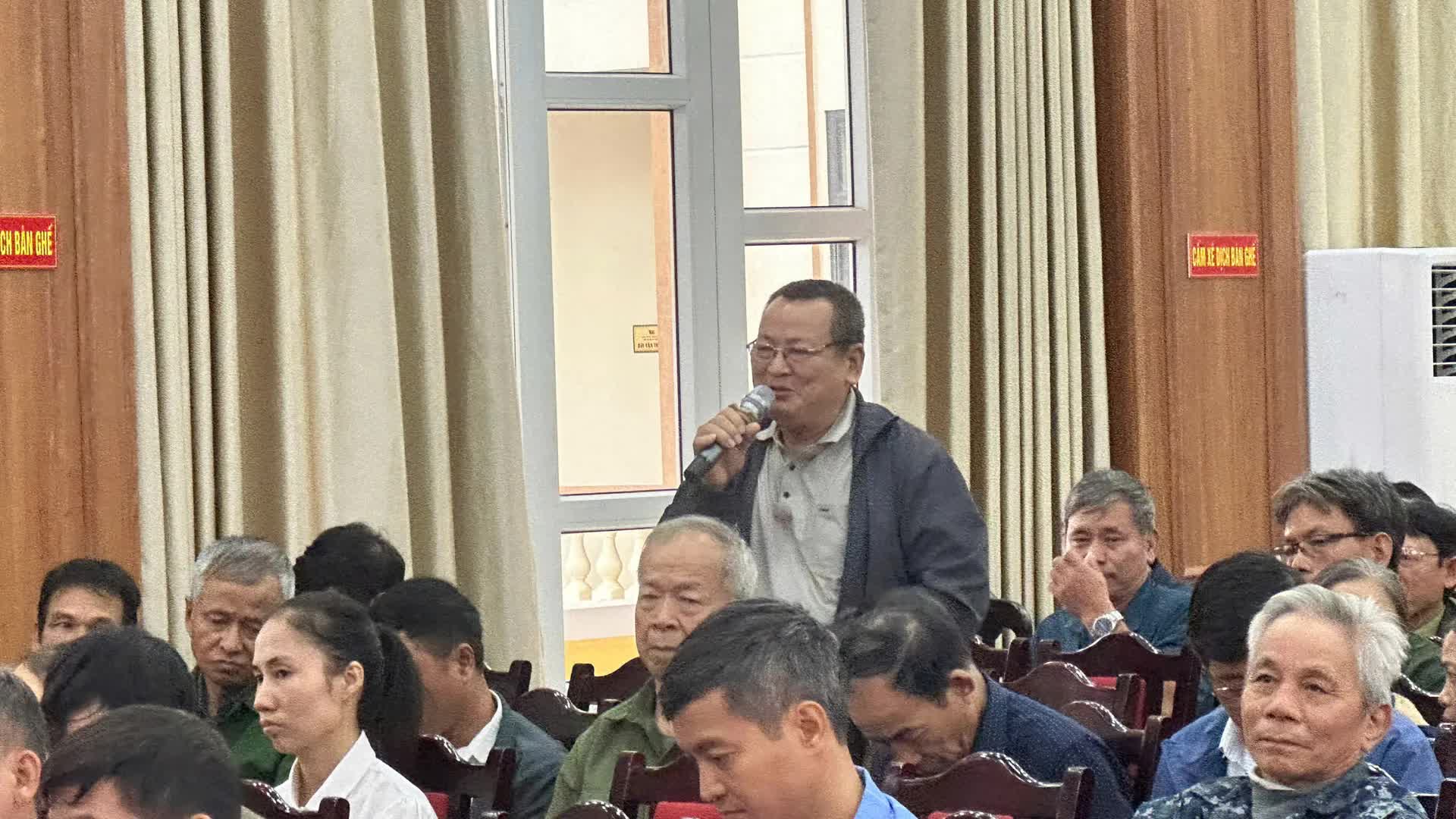 Obyvatelé obce Phuong Duc se obrátili s peticemi ohledně mnoha problémů týkajících se jejich života - Foto 2. Nhân dân xã Phượng Dực kiến nghị nhiều vấn đề đời sống dân sinh- Ảnh 2.