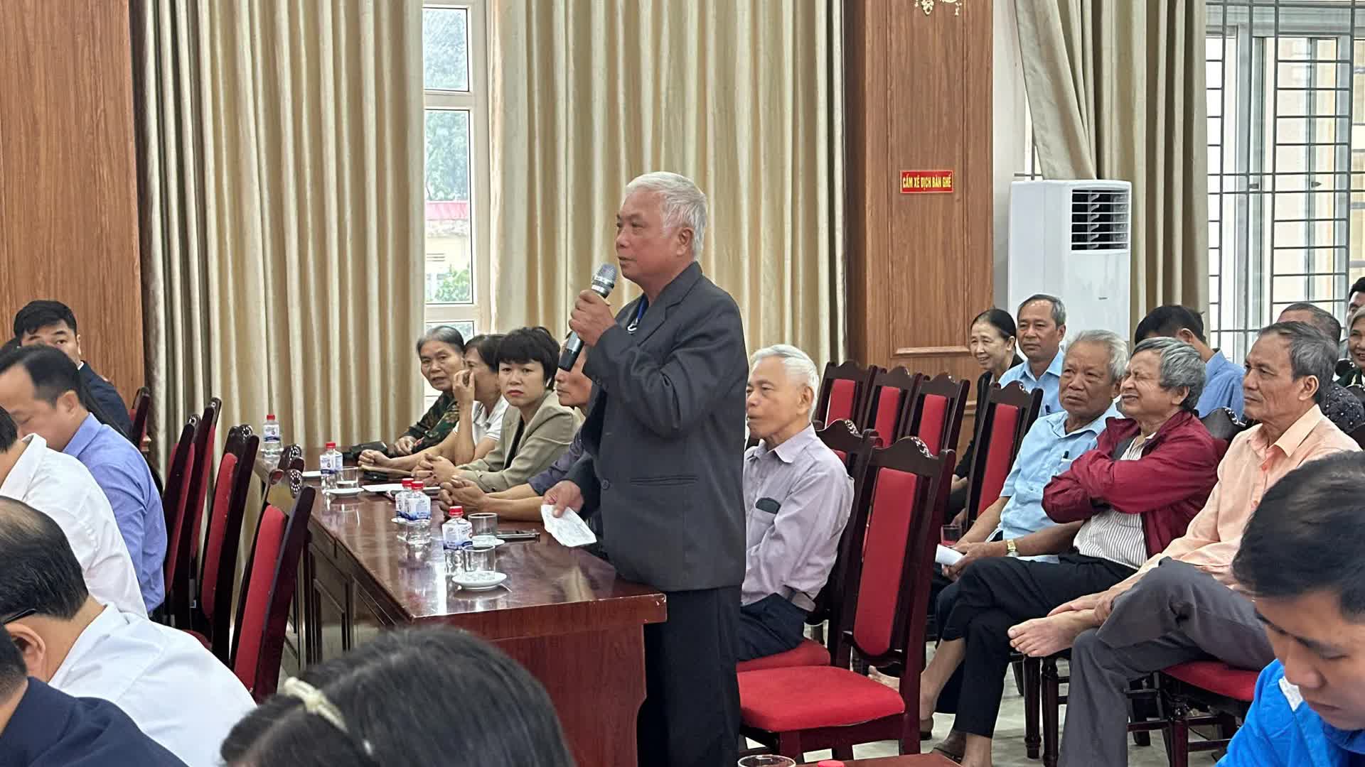 Obyvatelé obce Phuong Duc se obrátili s peticemi ohledně mnoha problémů týkajících se jejich života - Foto 3. Nhân dân xã Phượng Dực kiến nghị nhiều vấn đề đời sống dân sinh- Ảnh 3.