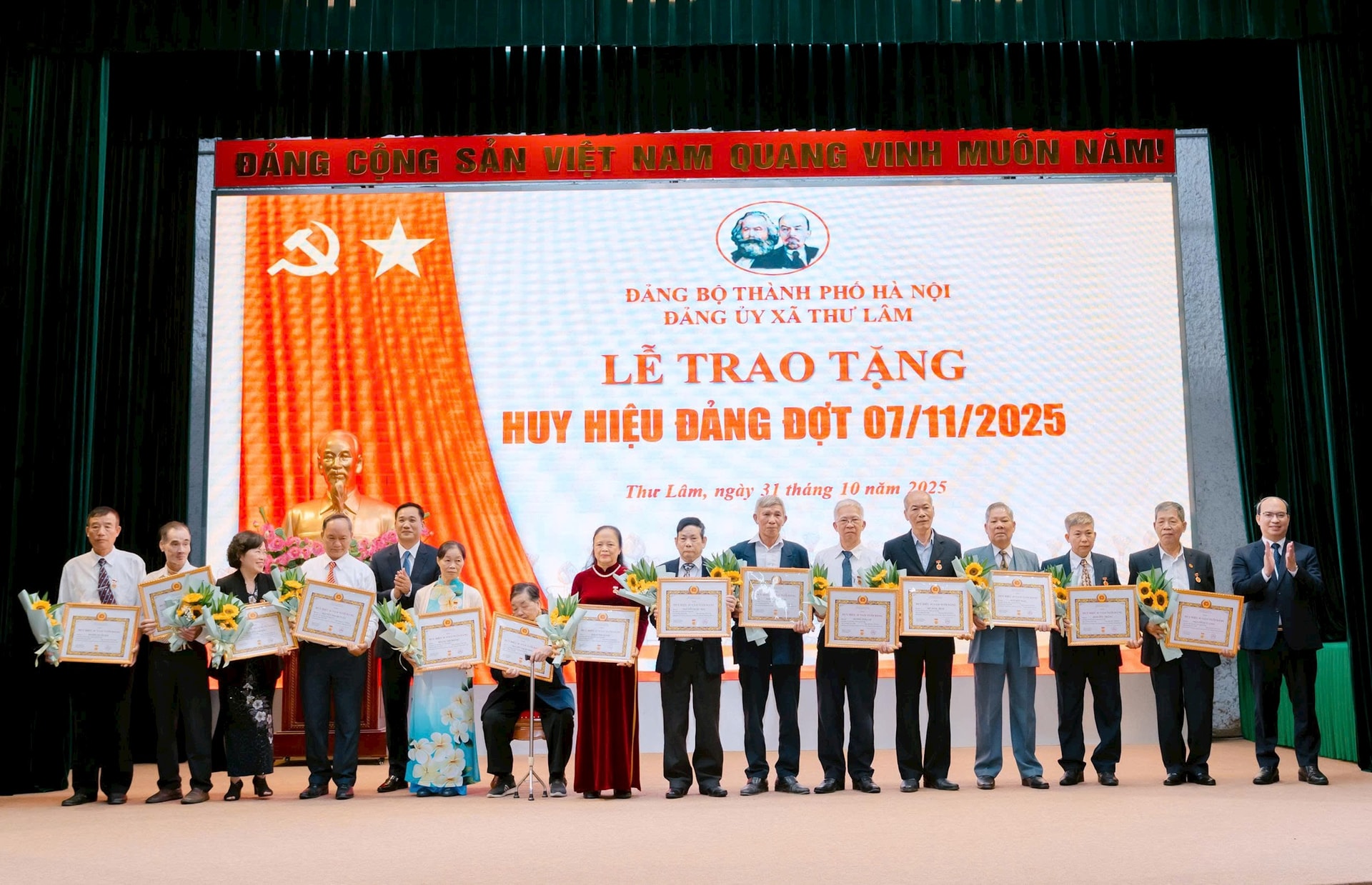 Trưởng ban Tổ chức Thành ủy Hà Nội Hà Minh Hải trao tặng Huy hiệu Đảng tại xã Thư Lâm- Ảnh 4.