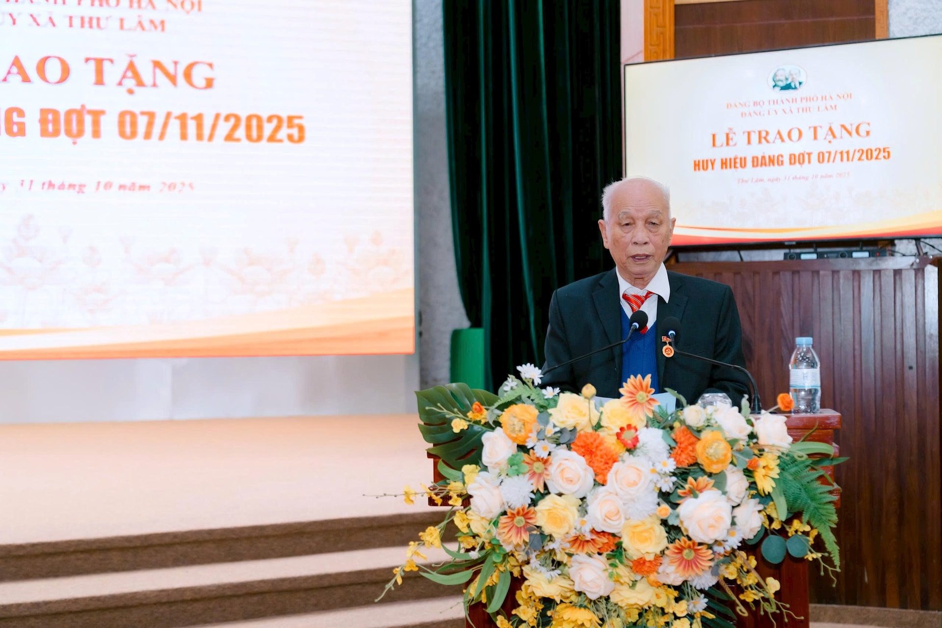 Trưởng ban Tổ chức Thành ủy Hà Nội Hà Minh Hải trao tặng Huy hiệu Đảng tại xã Thư Lâm- Ảnh 5.