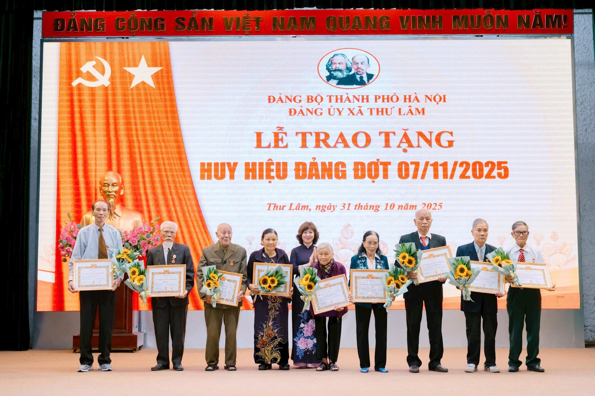 Trưởng ban Tổ chức Thành ủy Hà Nội Hà Minh Hải trao tặng Huy hiệu Đảng tại xã Thư Lâm- Ảnh 3.