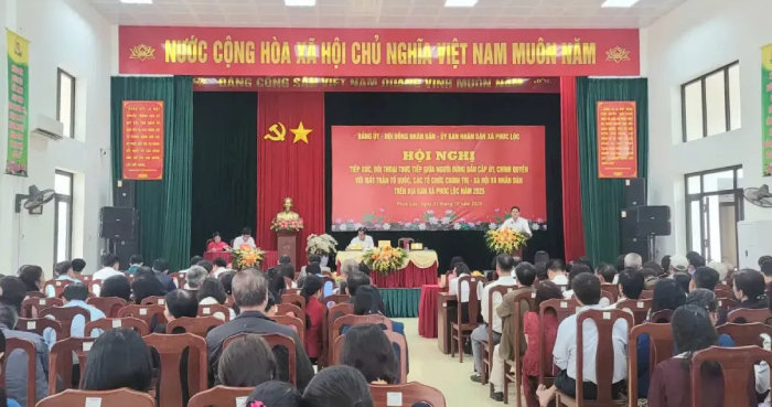 Kommunelederne i Phuc Loc har direkte dialog med folket – Bilde 1. Lãnh đạo xã Phúc Lộc đối thoại trực tiếp với Nhân dân- Ảnh 1.