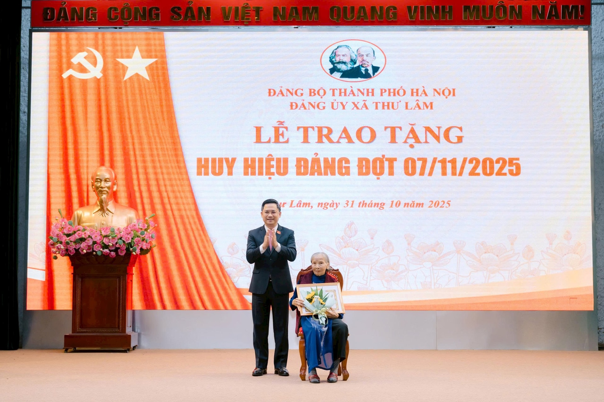 Trưởng ban Tổ chức Thành ủy Hà Nội Hà Minh Hải trao tặng Huy hiệu Đảng tại xã Thư Lâm- Ảnh 2.