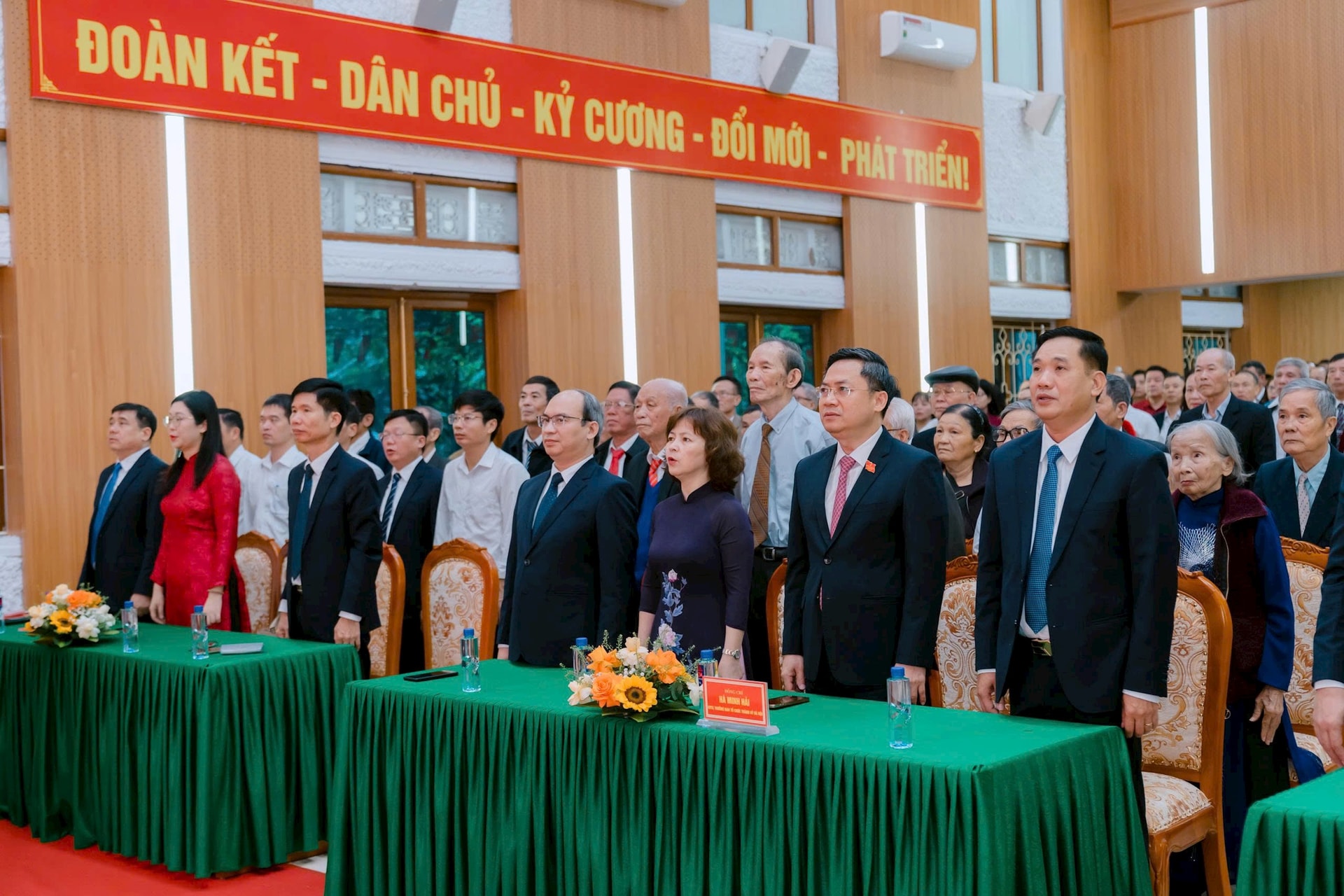 Trưởng ban Tổ chức Thành ủy Hà Nội Hà Minh Hải trao tặng Huy hiệu Đảng tại xã Thư Lâm- Ảnh 1.