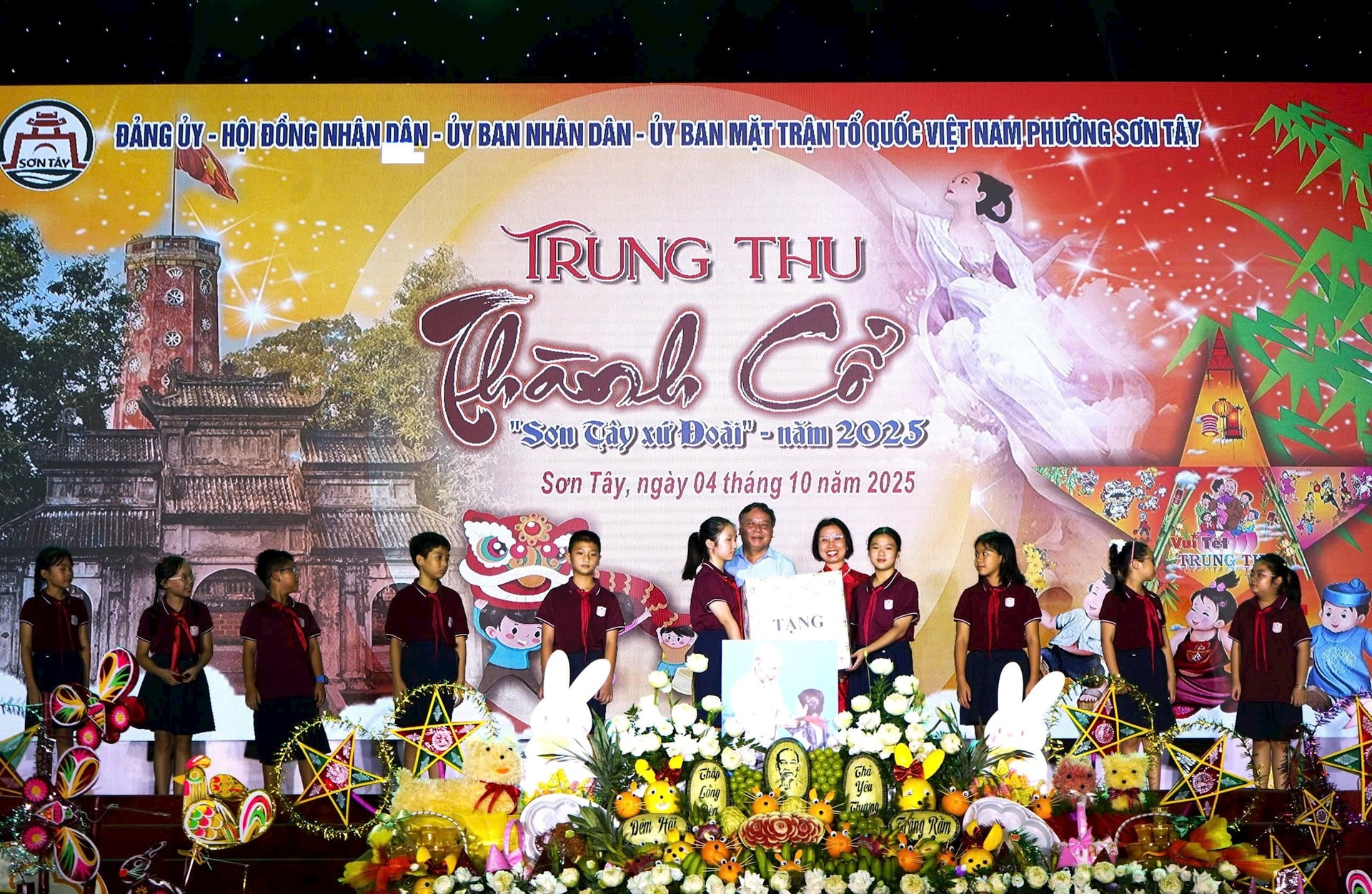 Rực rỡ đêm hội Trung thu "Thành cổ Sơn Tây - Xứ Đoài"  năm 2025- Ảnh 4.