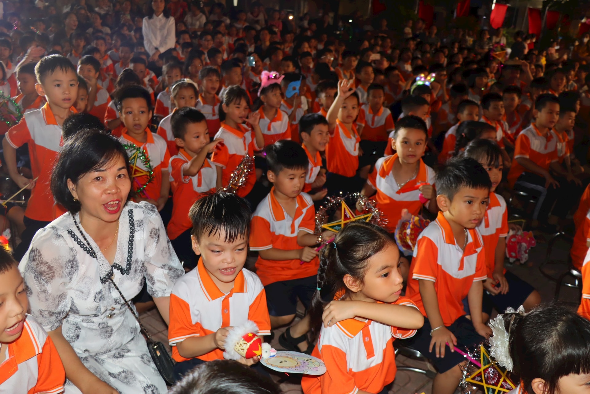 Thiếu nhi xã Phú Xuyên tưng bừng rước đèn, phá cỗ trong “Đêm hội Trăng rằm 2025”- Ảnh 1.