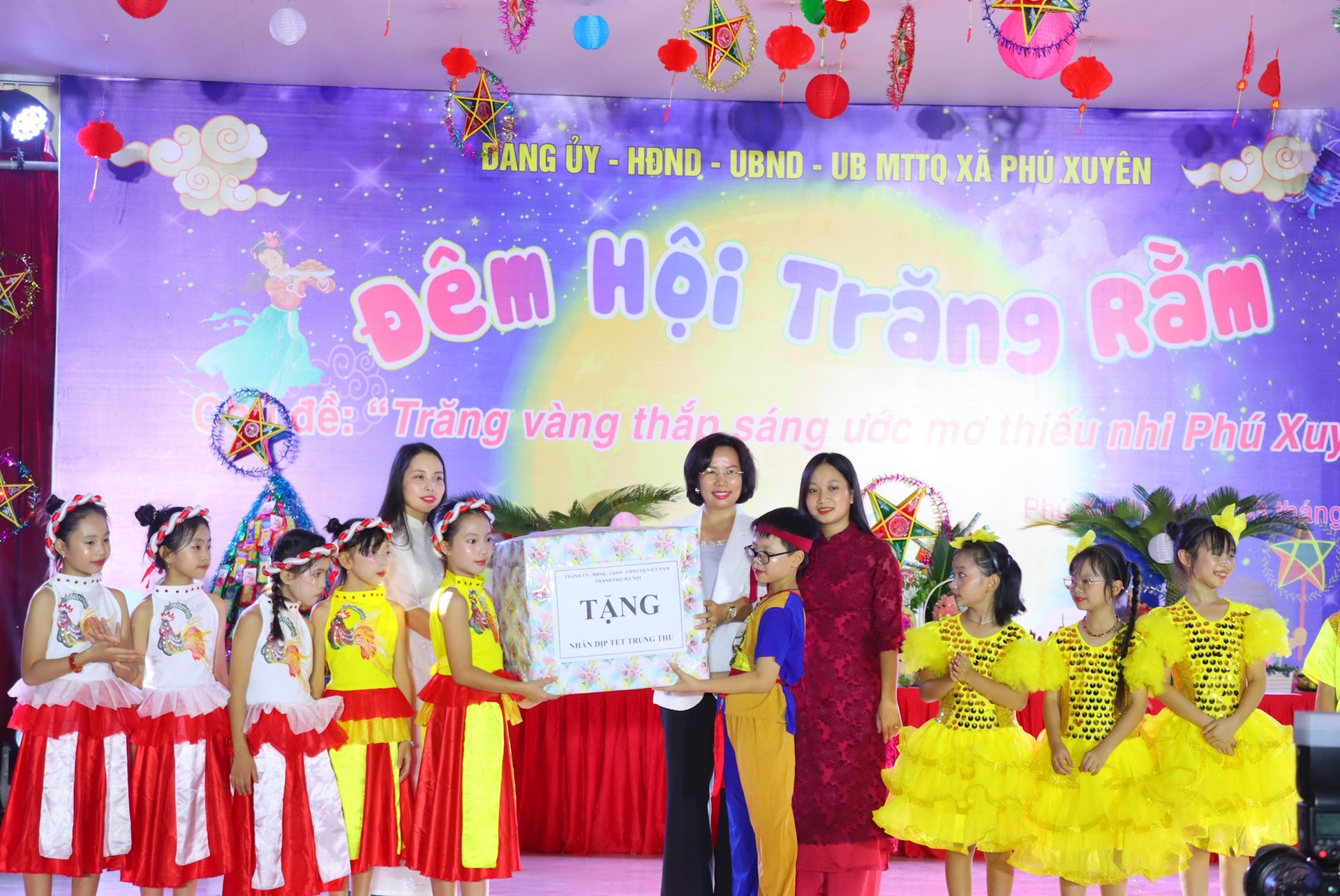Thiếu nhi xã Phú Xuyên tưng bừng rước đèn, phá cỗ trong “Đêm hội Trăng rằm 2025”- Ảnh 4.
