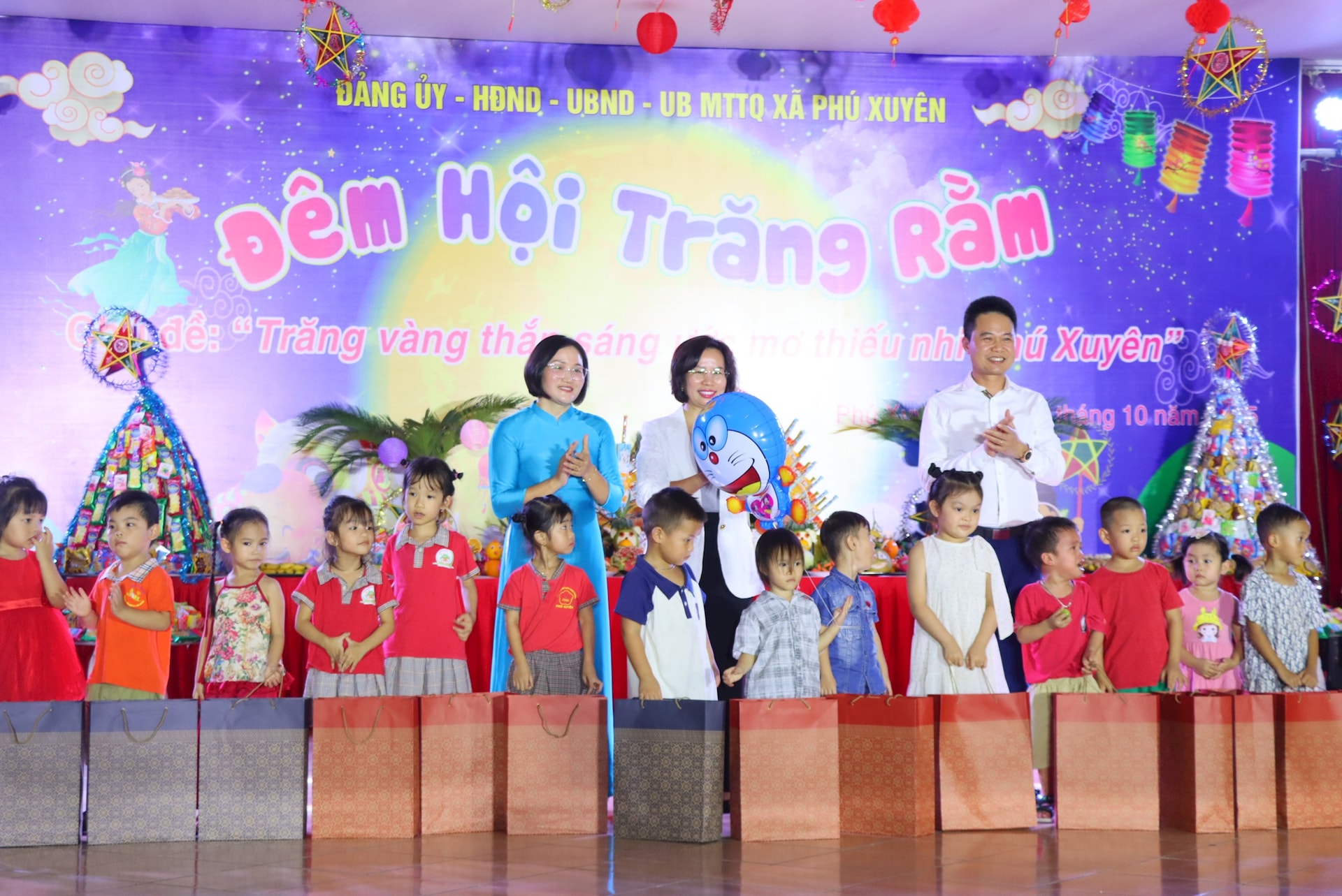 Thiếu nhi xã Phú Xuyên tưng bừng rước đèn, phá cỗ trong “Đêm hội Trăng rằm 2025”- Ảnh 3.