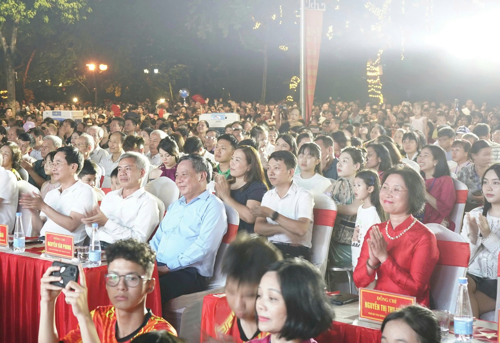 Rực rỡ đêm hội Trung thu "Thành cổ Sơn Tây - Xứ Đoài"  năm 2025- Ảnh 1.