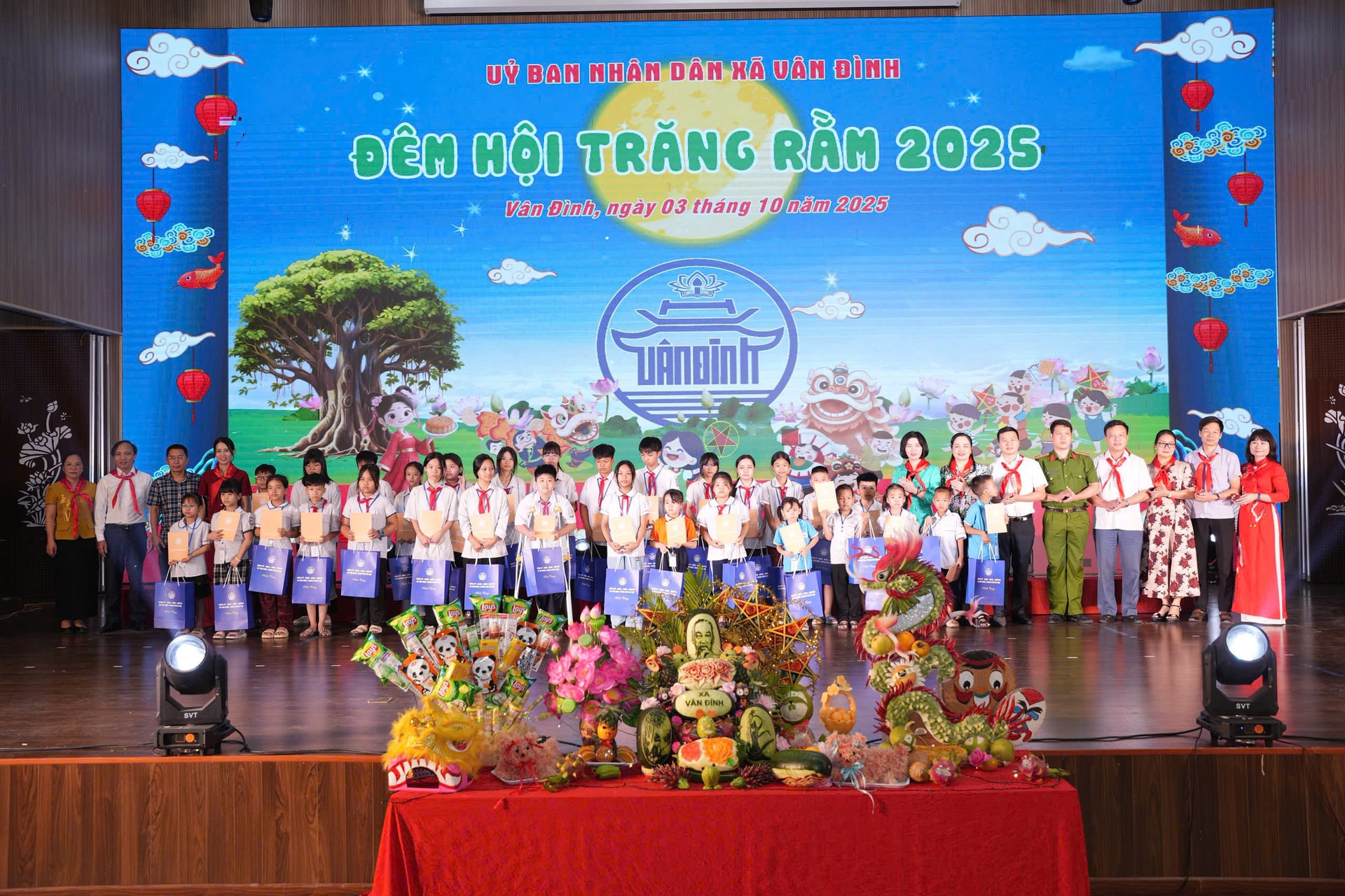 Phó Chủ tịch Thường trực HĐND thành phố Hà Nội Phùng Thị Hồng Hà dự “Đêm hội Trăng rằm” tại xã Vân Đình- Ảnh 4.