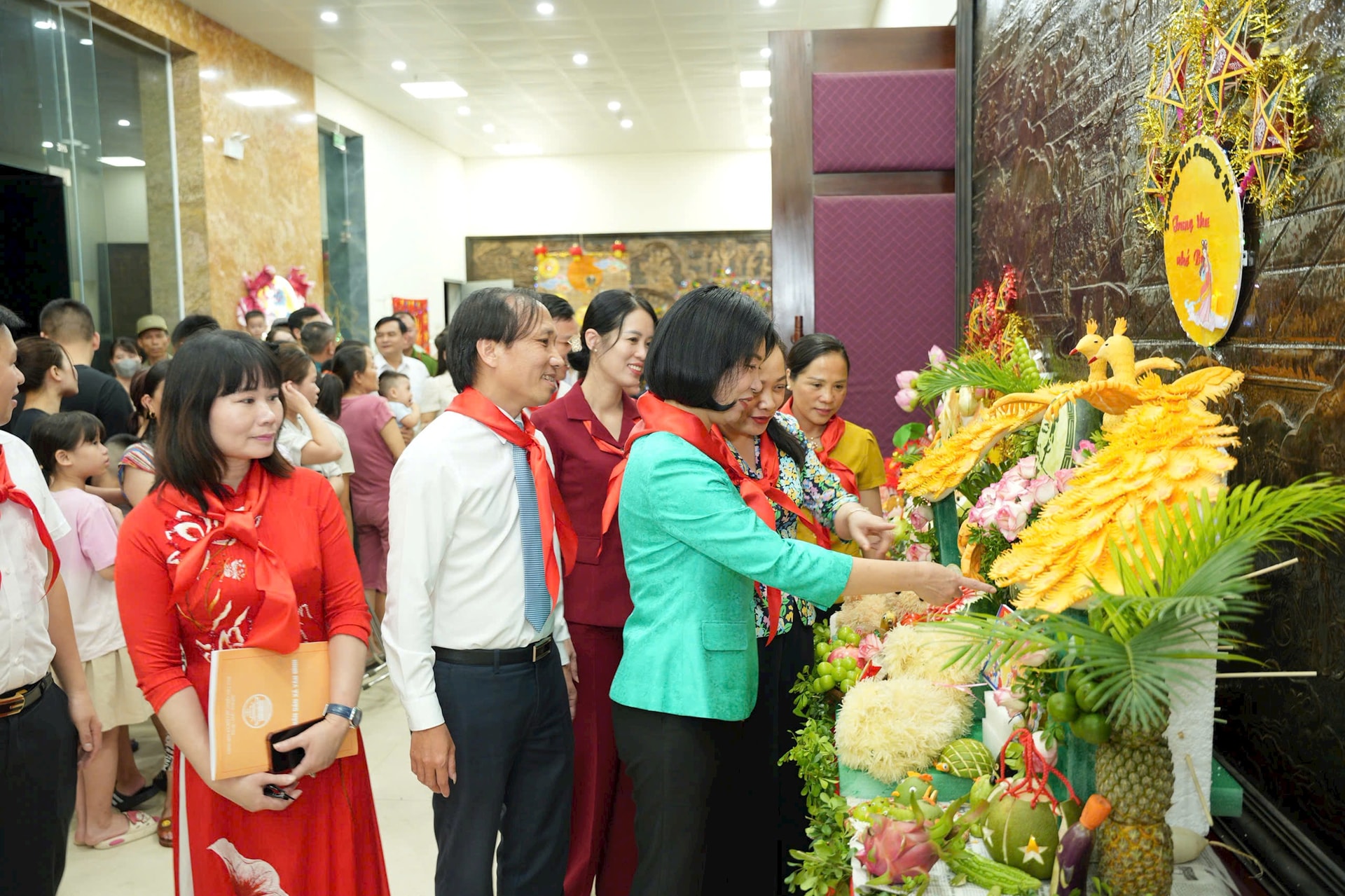 Phó Chủ tịch Thường trực HĐND thành phố Hà Nội Phùng Thị Hồng Hà dự “Đêm hội Trăng rằm” tại xã Vân Đình- Ảnh 2.