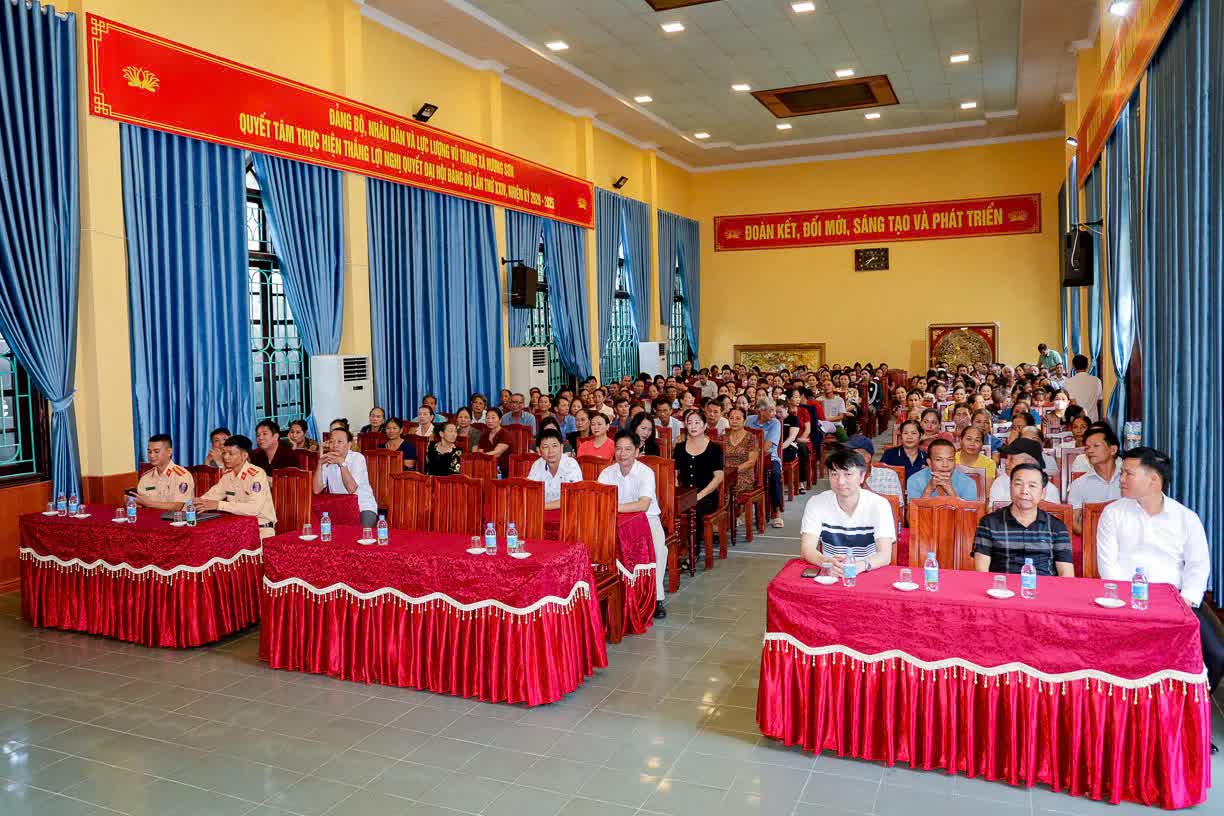 Hà Nội tập huấn an toàn đường thủy cho hàng trăm lái đò Chùa Hương- Ảnh 1.