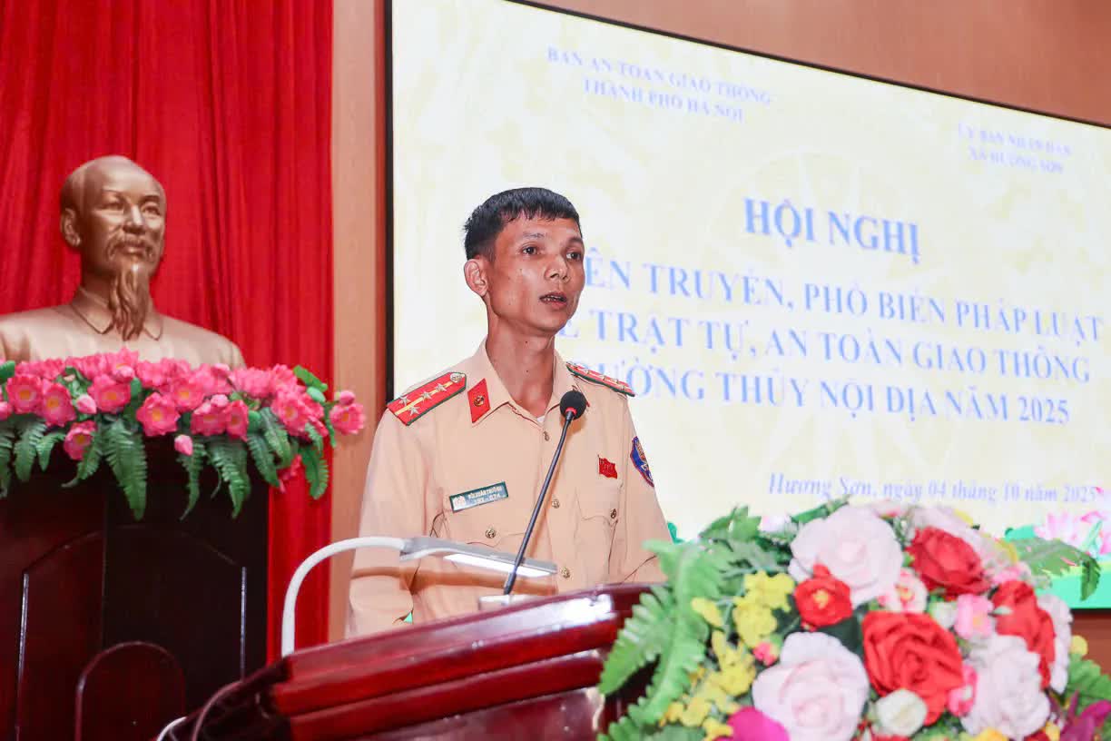 Hà Nội tập huấn an toàn đường thủy cho hàng trăm lái đò Chùa Hương- Ảnh 2.