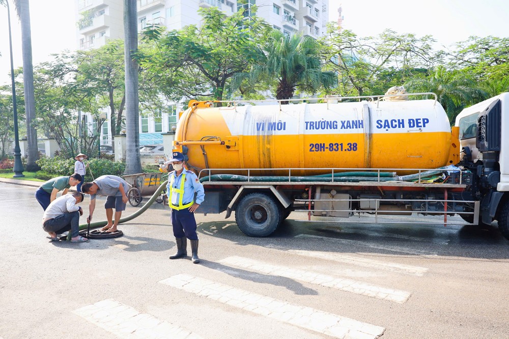 Phú Thượng ra quân vệ sinh môi trường, chuẩn bị công tác ứng phó với cơn bão số 11- Ảnh 2.
