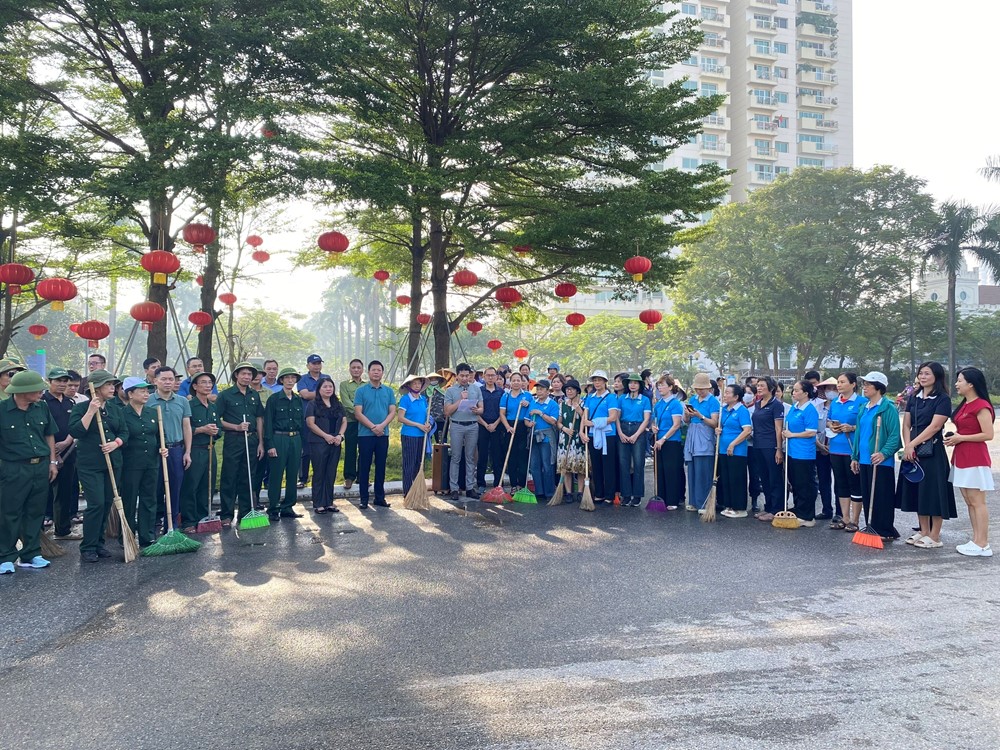 Phú Thượng ra quân vệ sinh môi trường, chuẩn bị công tác ứng phó với cơn bão số 11- Ảnh 1.