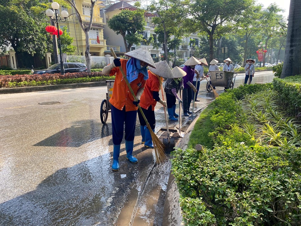 Phú Thượng ra quân vệ sinh môi trường, chuẩn bị công tác ứng phó với cơn bão số 11- Ảnh 5.