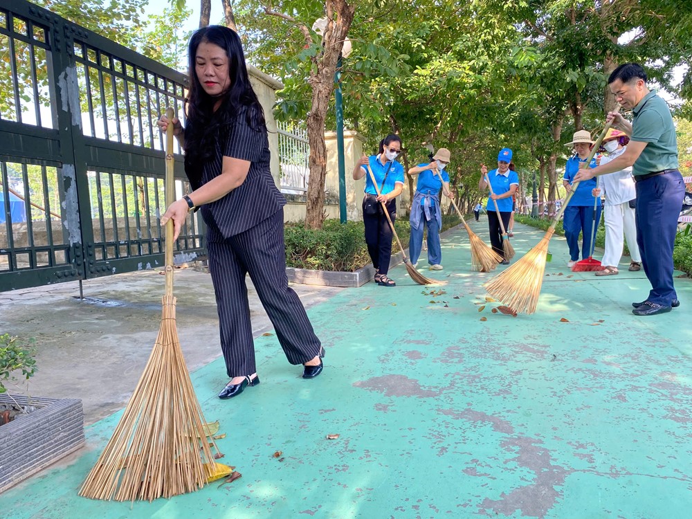 Phú Thượng ra quân vệ sinh môi trường, chuẩn bị công tác ứng phó với cơn bão số 11- Ảnh 3.