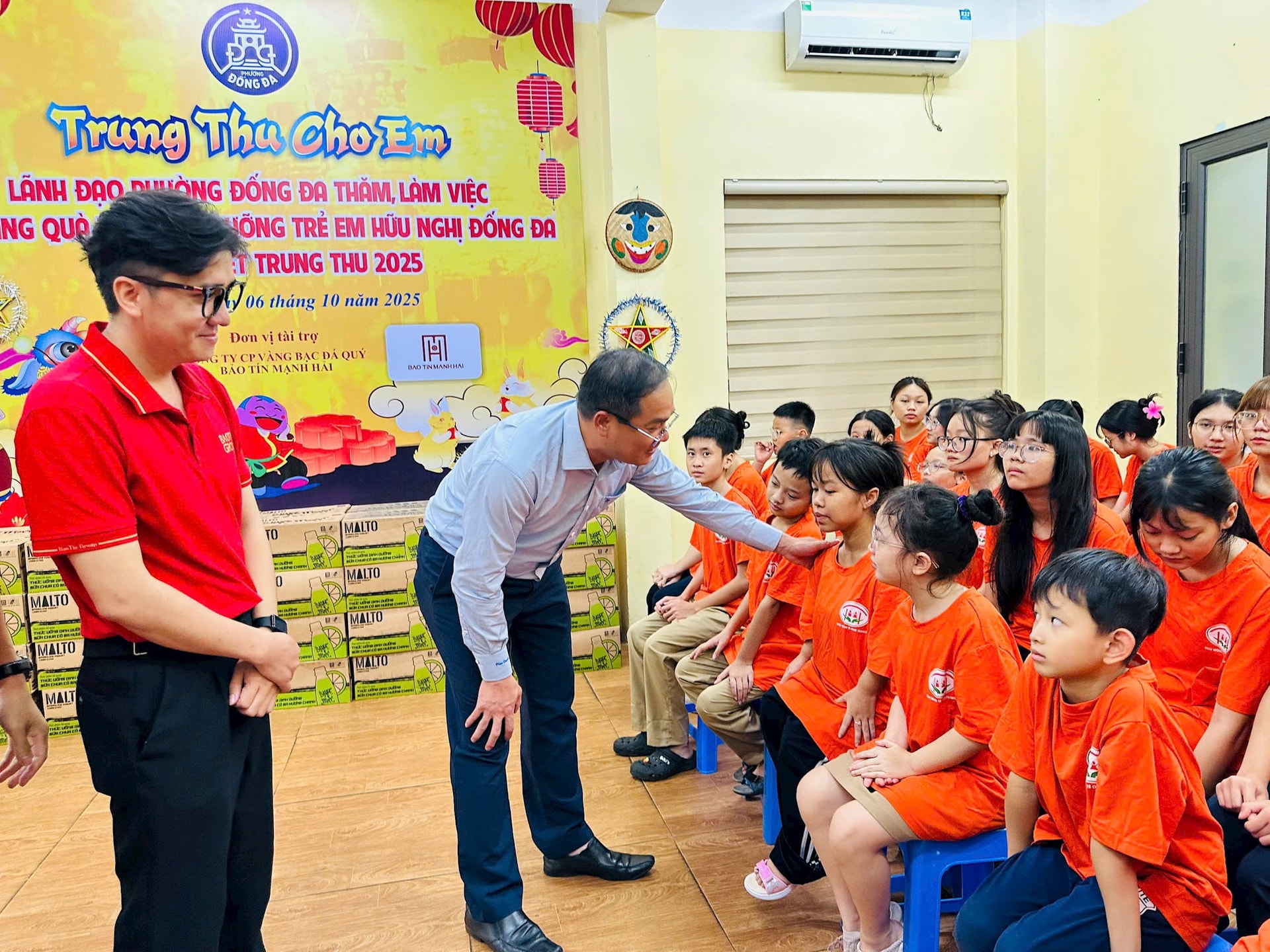 Phường Đống Đa thăm, tặng quà trẻ em có hoàn cảnh khó khăn- Ảnh 2.