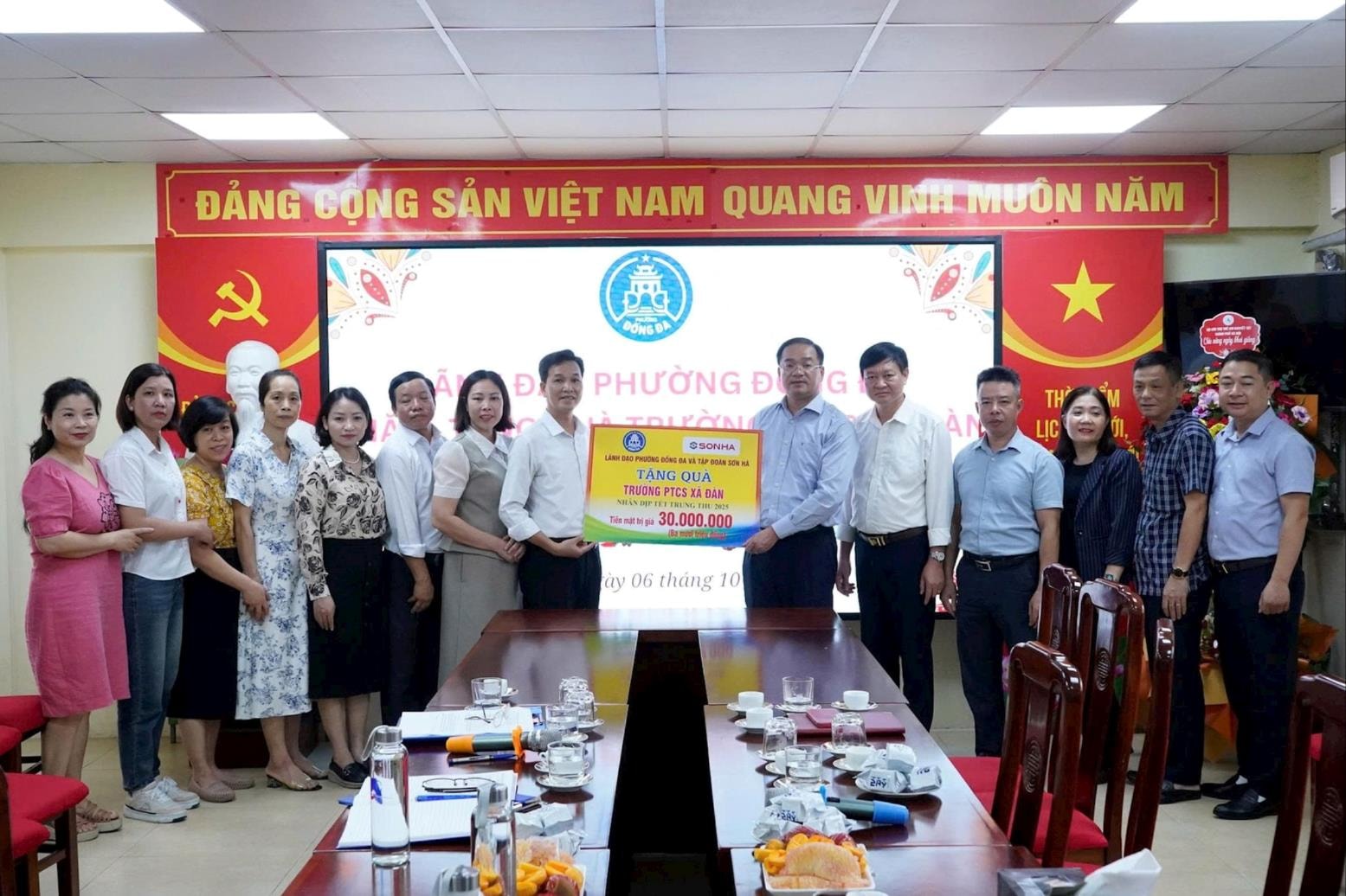 Phường Đống Đa thăm, tặng quà trẻ em có hoàn cảnh khó khăn- Ảnh 1.
