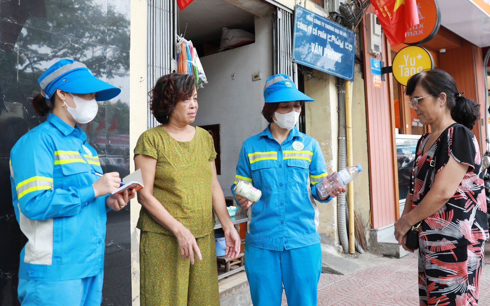 Công nhân URENCO Hà Nội hướng dẫn người dân phân loại rác thải tại nguồn