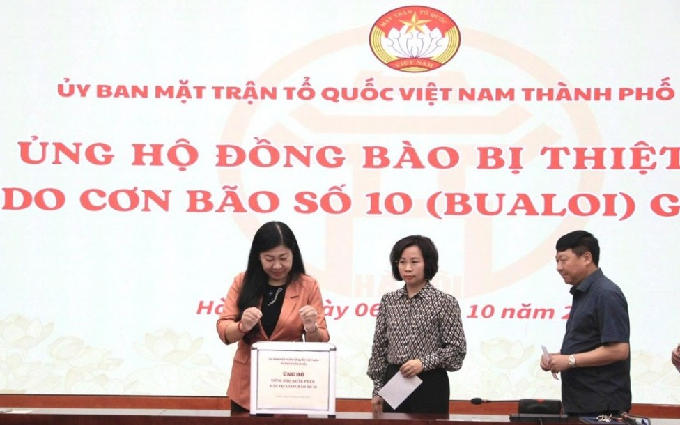 Chủ tịch Ủy ban MTTQ Việt Nam Thành phố Nguyễn Lan Hương; Phó Chủ tịch Thường trực Ủy ban MTTQ Việt Nam Thành phố Bùi Huyền Mai; Phó Chủ tịch Ủy ban MTTQ Việt Nam Thành phố Phạm Anh Tuấn ủng hộ đồng bào bị ảnh hưởng bởi Bão số 10.