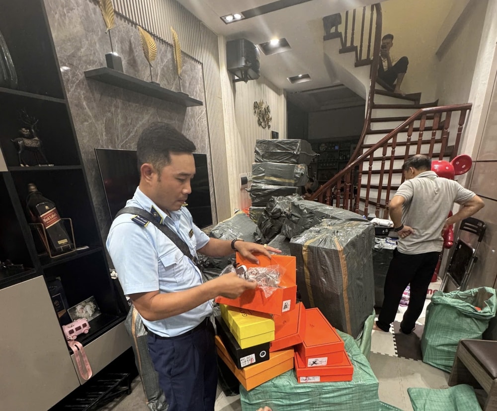 Phát hiện 5.779 đôi giày dép giả mạo nhãn hiệu- Ảnh 1.