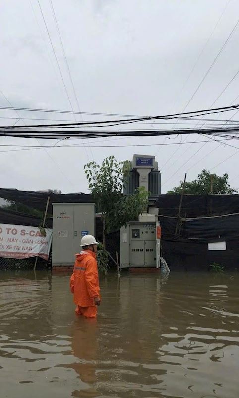 EVNHANOI sẵn sàng ứng trực, khôi phục, cấp điện trở lại ngay sau bão số 11- Ảnh 1.
