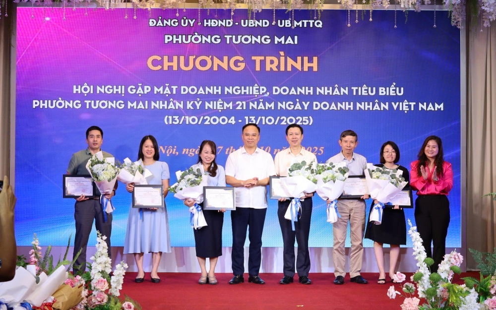 Lãnh đạo phường Tương Mai tặng hoa, biểu dương các doanh nghiệp có nhiều đóng góp trong sự phát triển kinh tế xã hội phường