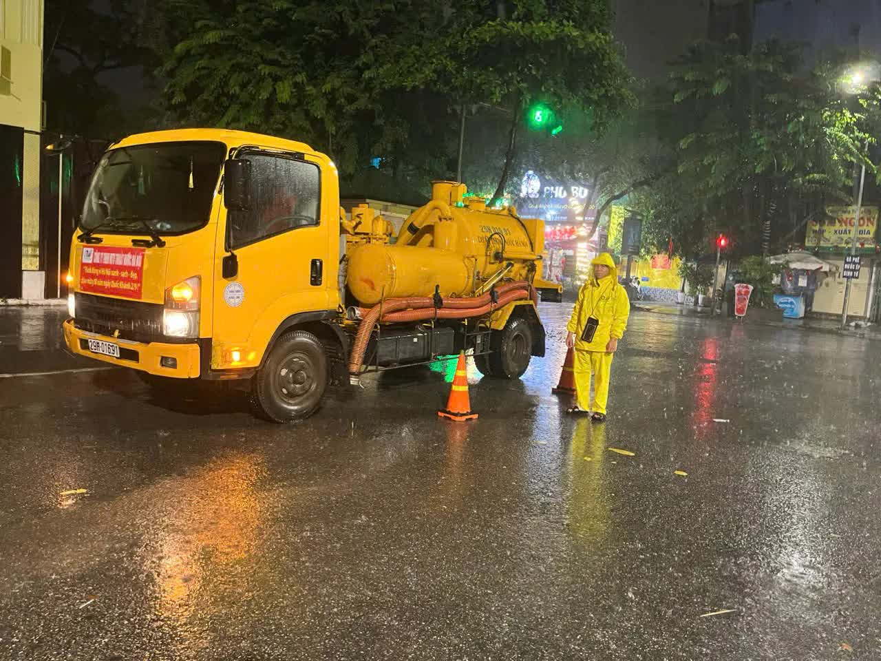 Thực hiện các biện pháp để xử lý nhanh nhất các điểm úng ngập- Ảnh 7.