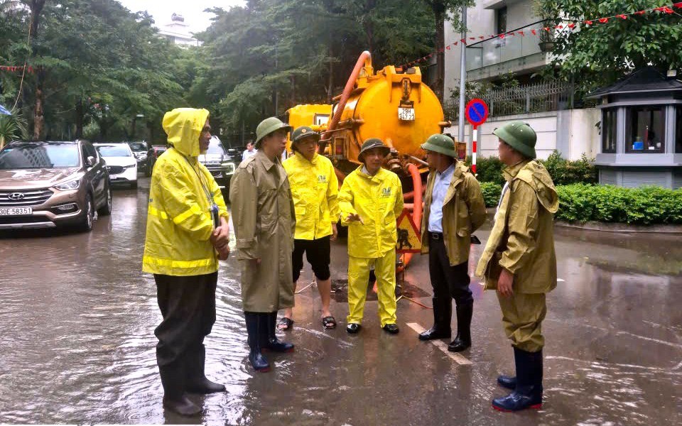 Lãnh đạo Sở Xây dựng Hà Nội kiểm tra tình hình giao thông và các điểm úng ngập trên địa bàn