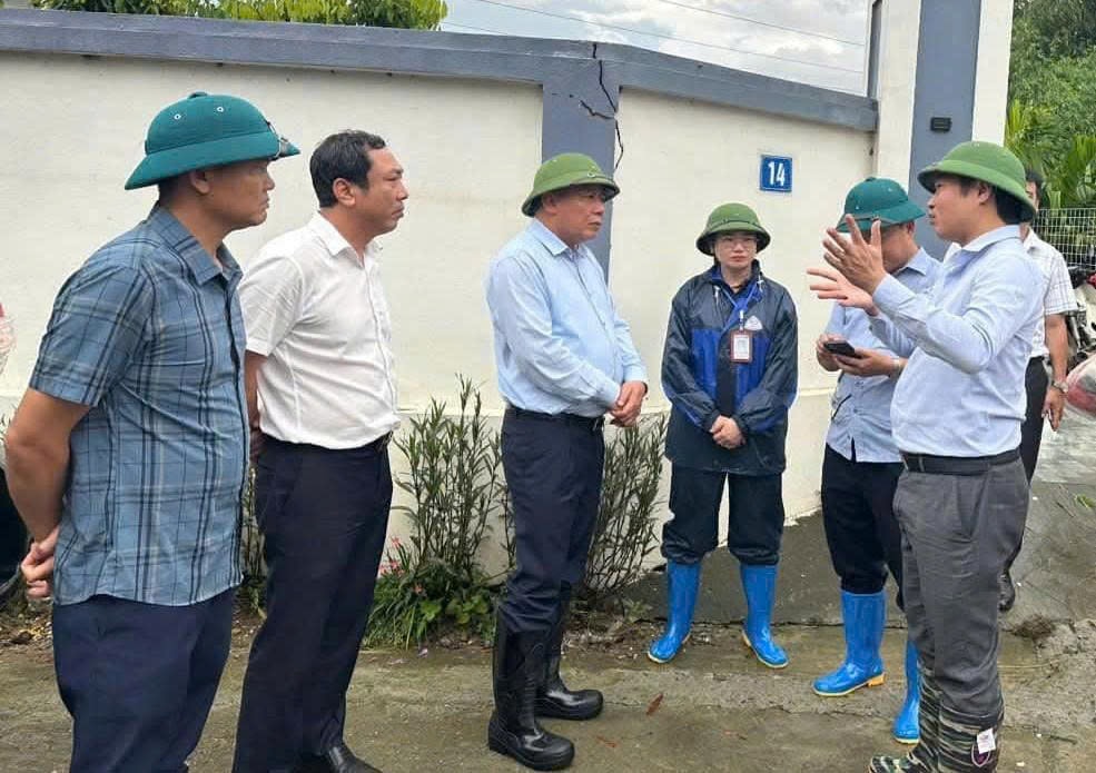 Phó Bí thư Thường trực Thành ủy Nguyễn Văn Phong kiểm tra công tác phòng, chống úng ngập và bảo vệ đê điều tại xã Trung Giã, Đa Phúc- Ảnh 1.