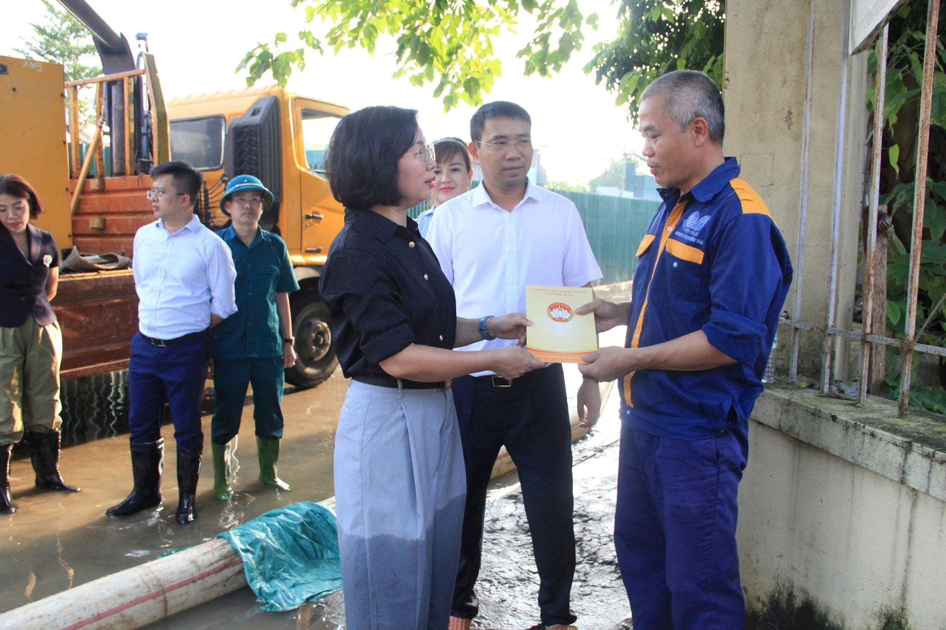 Lãnh đạo Ủy ban MTTQ Việt Nam Thành phố trao quà động viên các hộ dân bị ảnh hưởng mưa bão- Ảnh 4.
