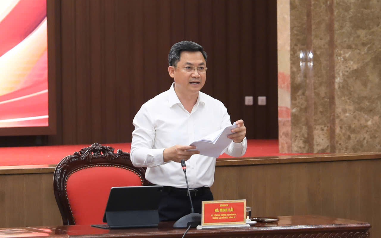Trưởng ban Tổ chức Thành ủy Hà Minh Hải trao đổi tại buổi họp báo