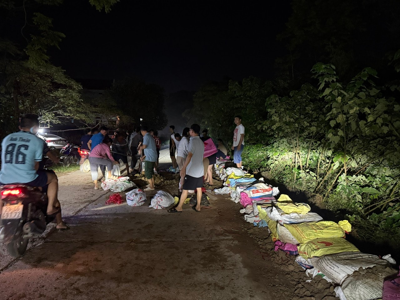 Xã Đa Phúc huy động hơn 10.600 người hộ đê, sơ tán người dân đến nơi an toàn- Ảnh 5.