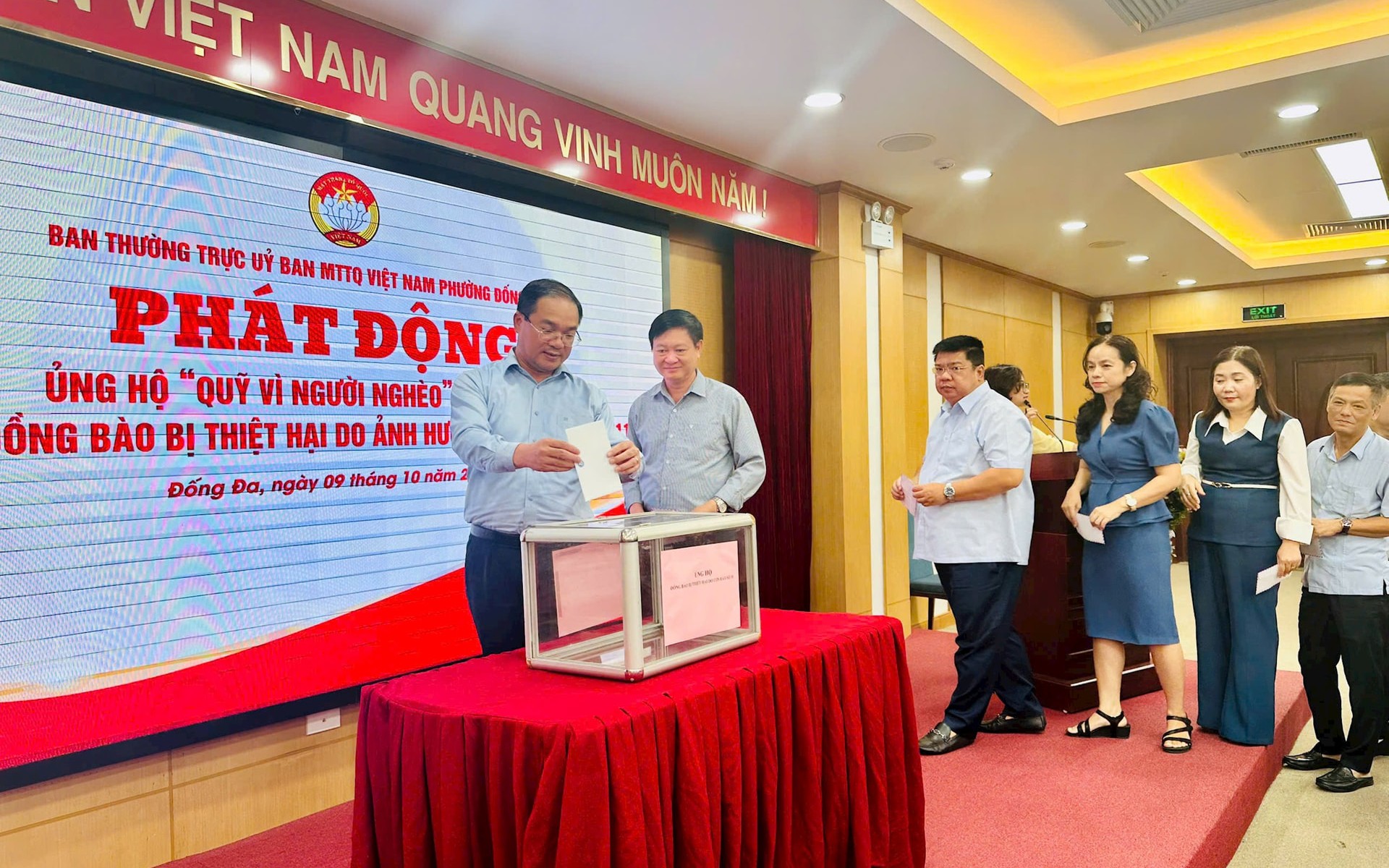 Thường trực Đảng ủy, HĐND, UBND, Ủy ban Mặt trận Tổ quốc Việt Nam phường Đống Đa ủng hộ đồng bào bị thiệt hại, ảnh hưởng bởi cơn bão số 10 và 11.