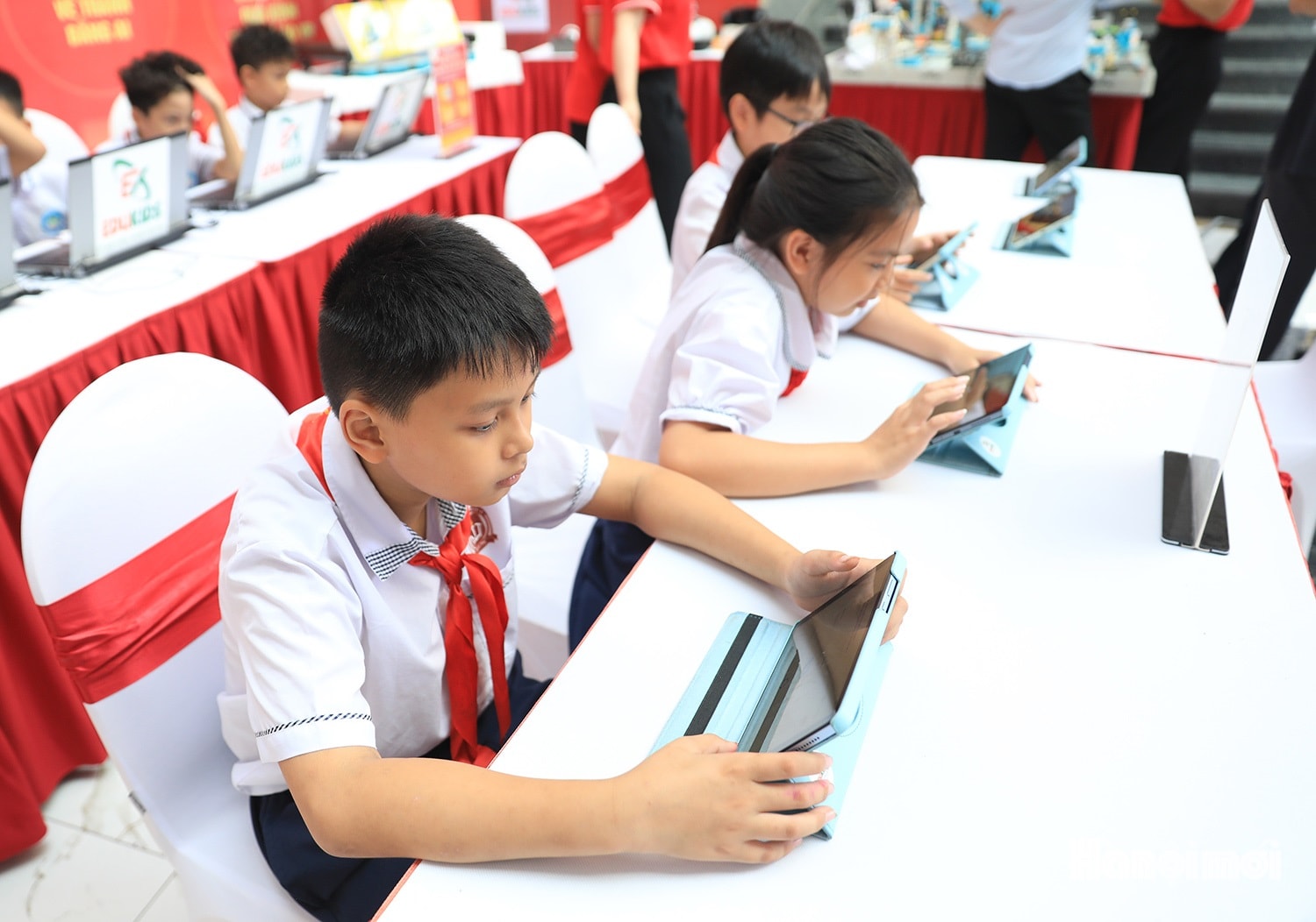 Học sinh hào hứng lắp ráp robot ứng dụng AI- Ảnh 10.