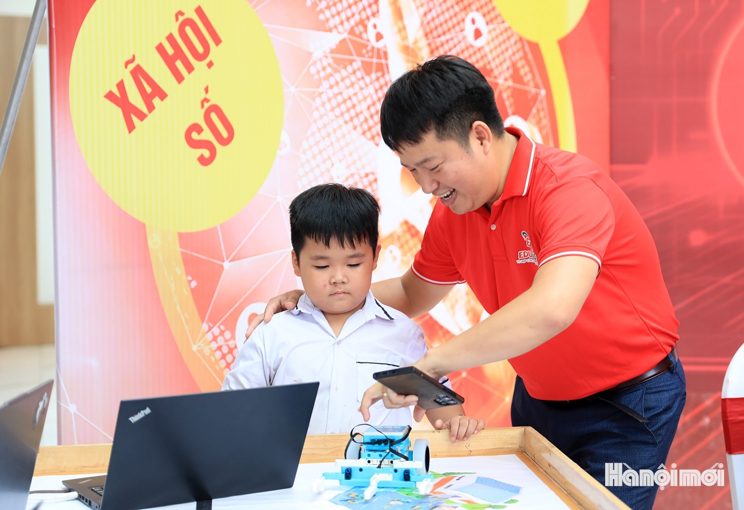 Học sinh hào hứng lắp ráp robot ứng dụng AI- Ảnh 4.