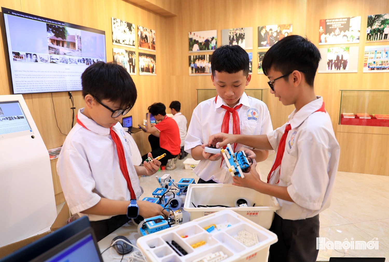 Học sinh hào hứng lắp ráp robot ứng dụng AI- Ảnh 5.