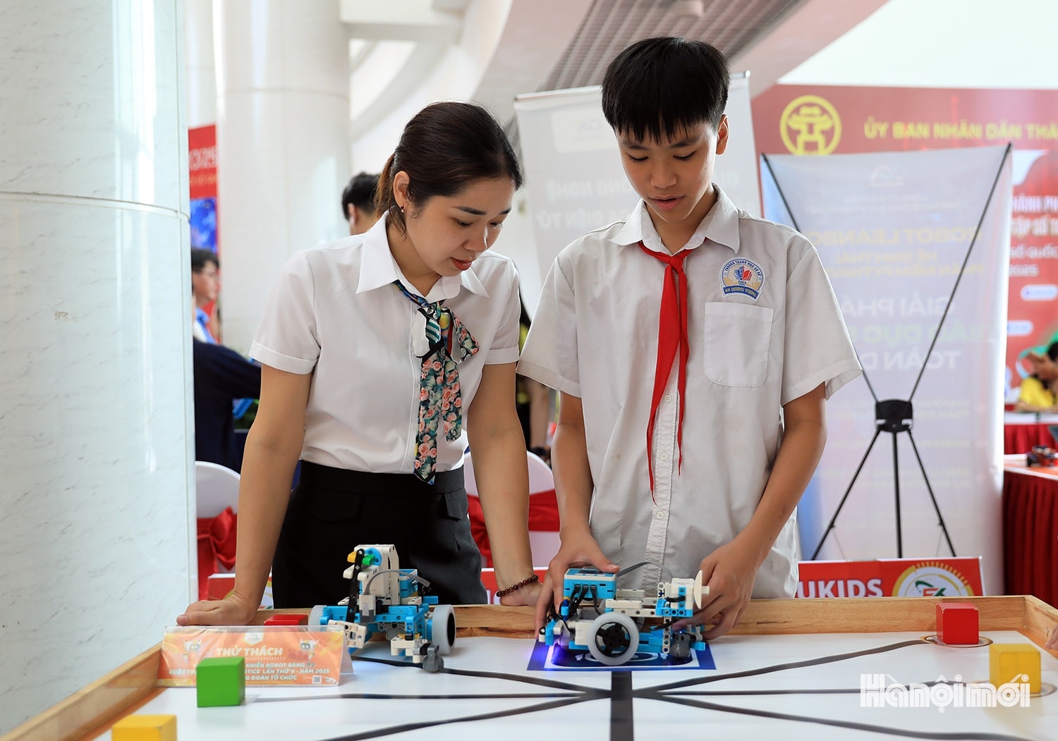 Học sinh hào hứng lắp ráp robot ứng dụng AI- Ảnh 7.