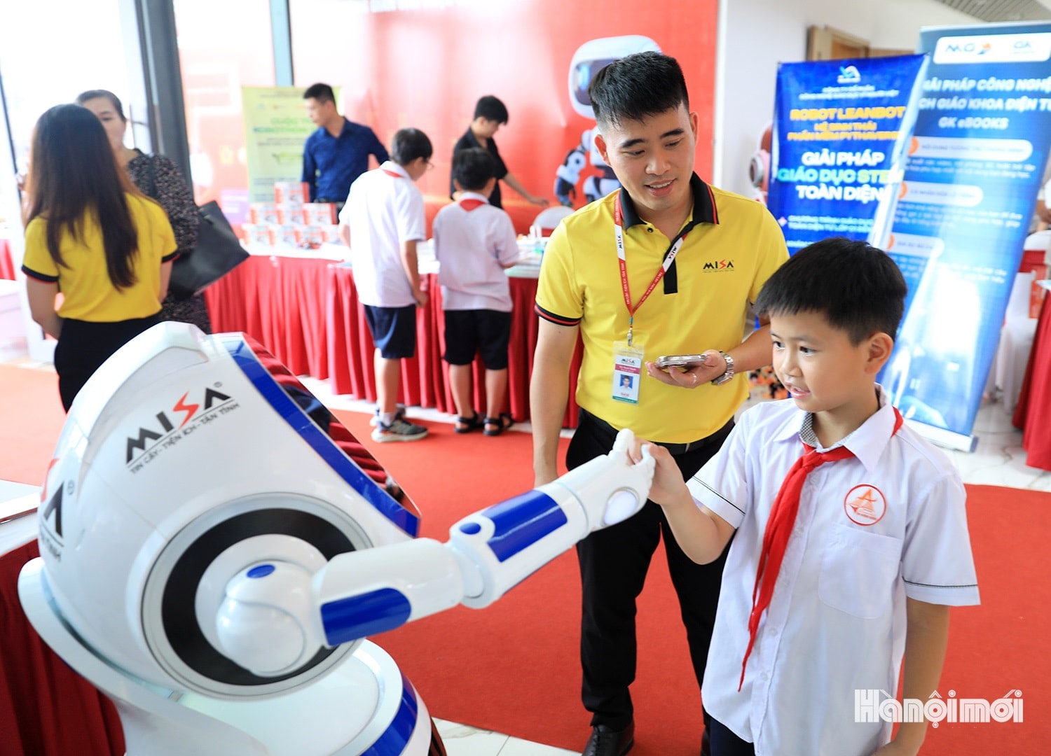 Học sinh hào hứng lắp ráp robot ứng dụng AI- Ảnh 9.