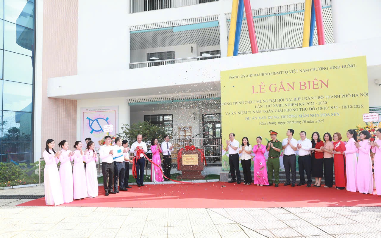 Các đại biểu thực hiện nghi thức gắn biển Trường Mầm non Hoa Sen