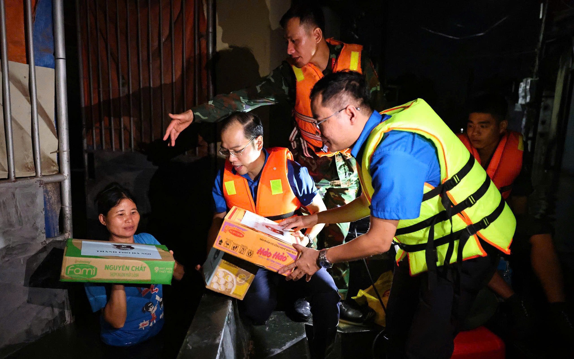 Bí thư Thành đoàn Nguyễn Tiến Hưng trao quà cho Nhân dân vùng ngập lụt xã Đa Phúc