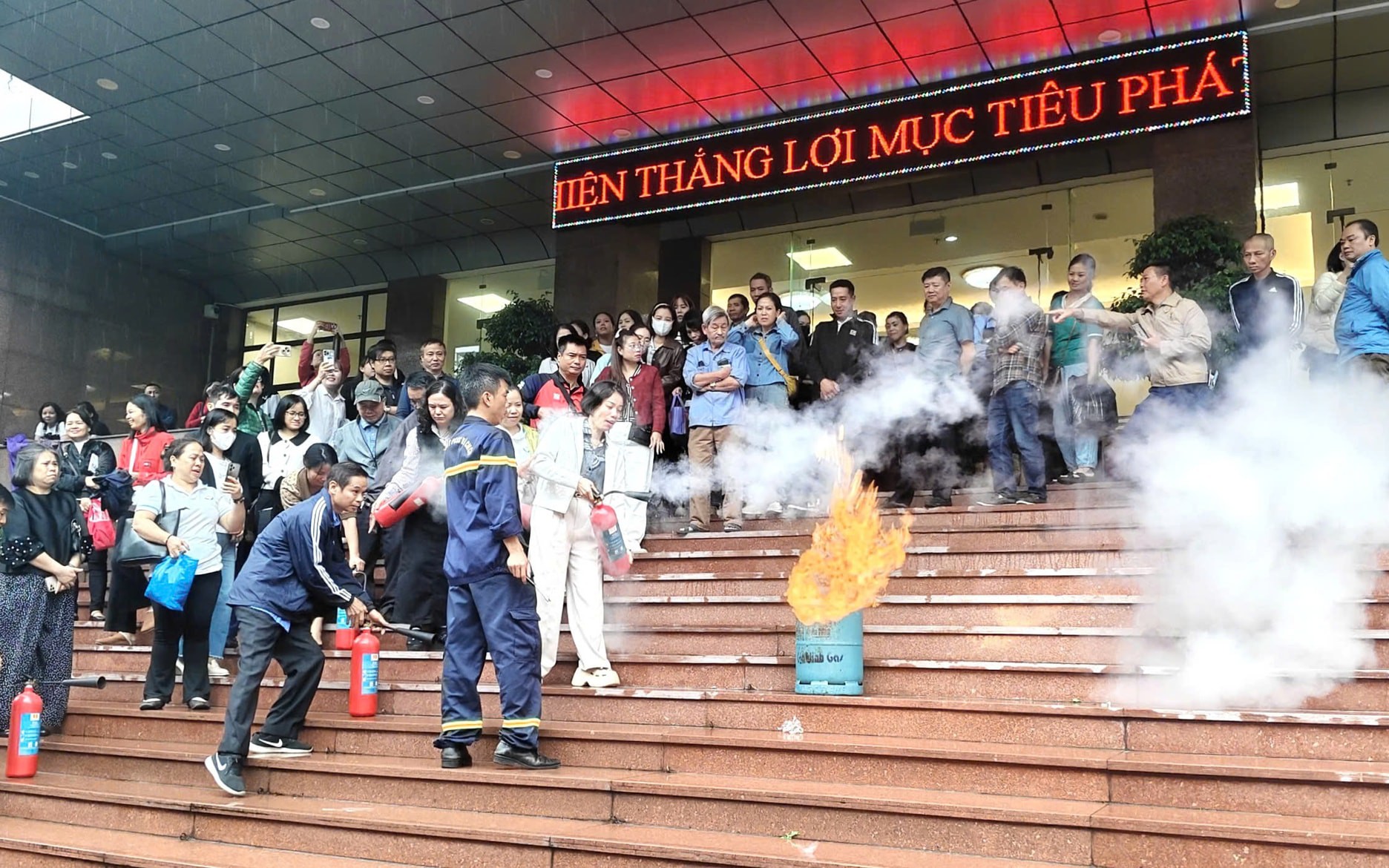 Delegados receberam treinamento em combate a incêndios. Các đại biểu tập huấn công tác chữa cháy