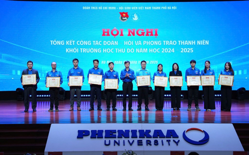 Bí thư Trung ương Đoàn, Chủ tịch Hội Sinh viên Việt Nam Nguyễn Minh Triết trao Bằng khen của Trung ương Đoàn tặng các cá nhân, đại diện tập thể xuất sắc.