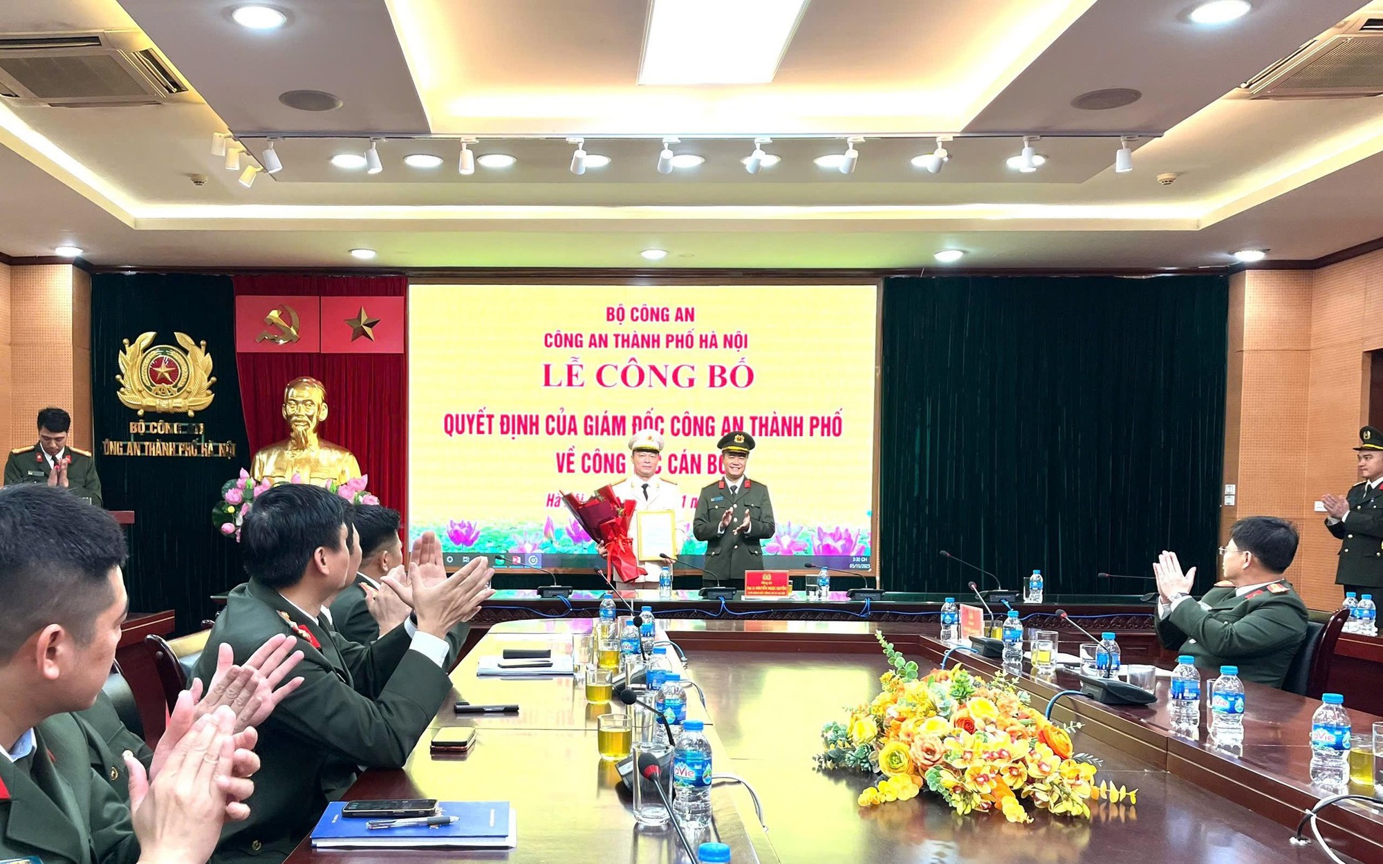 Đại tá Nguyễn Ngọc Quyền trao Quyết định cho Thượng tá Nguyễn Hồng Sơn