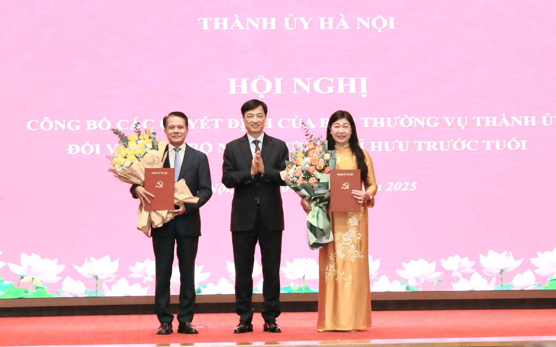 Bí thư Thành ủy Hà Nội Nguyễn Duy Ngọc trao quyết định nghỉ hưu, nghỉ hưu trước tuổi cho đồng chí Hoàng Trọng Quyết và đồng chí Nguyễn Lan Hương