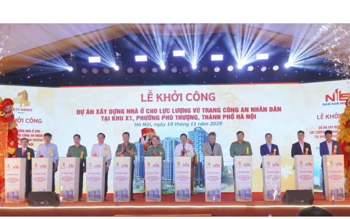 Các đại biểu thực hiện nghi thức khởi công dự án